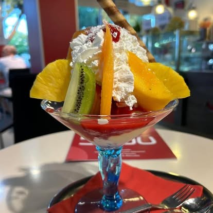 Coppa con gelato, frutta fresca e panna