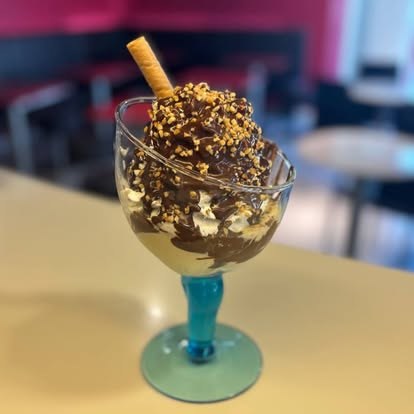 Coppa con cioccolato e granella di nocciole
